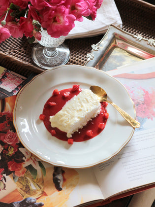  Meringata con gelato e Coulis di Fragole